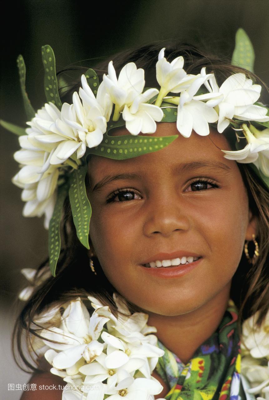 波利尼西亚塔希提岛一个小女孩的画像