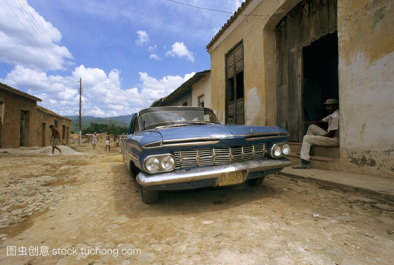古巴特立尼达旧的美国车