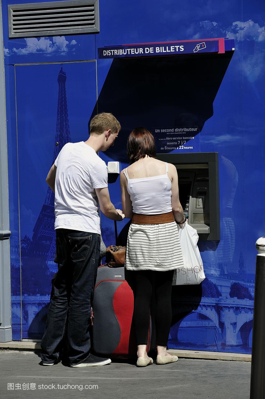 法国巴黎一些使用自动取款机