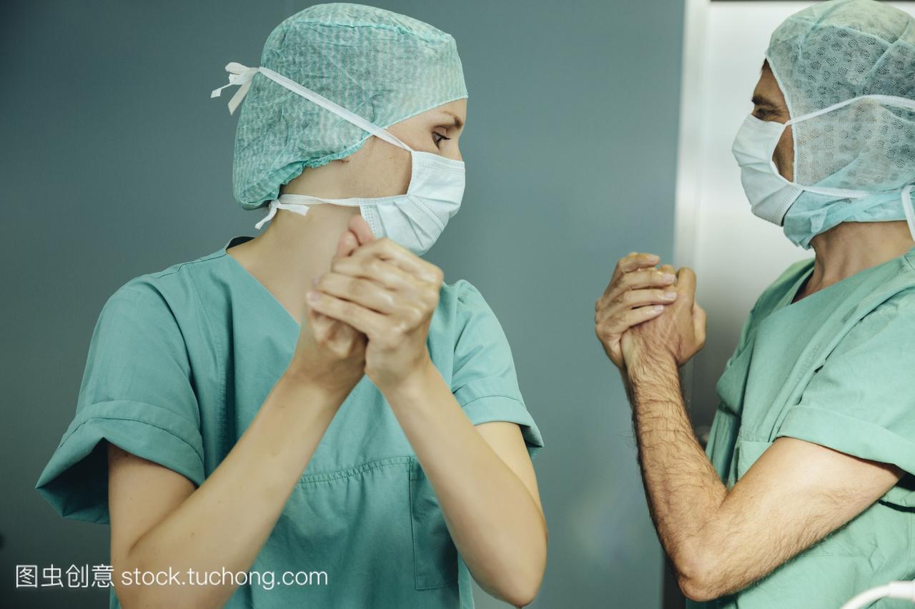 两名外科医生在手术前将手消毒