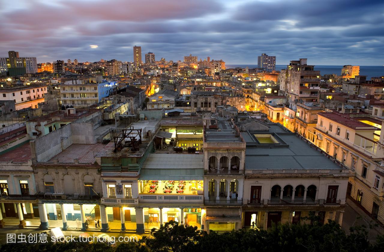 视图在哈瓦那Centro在晚上从7楼的酒店塞维利