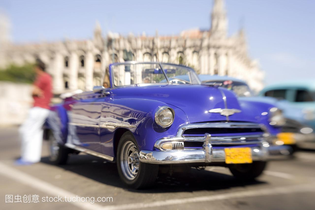 恢复经典美国汽车作为出租车为游客哈瓦那古巴