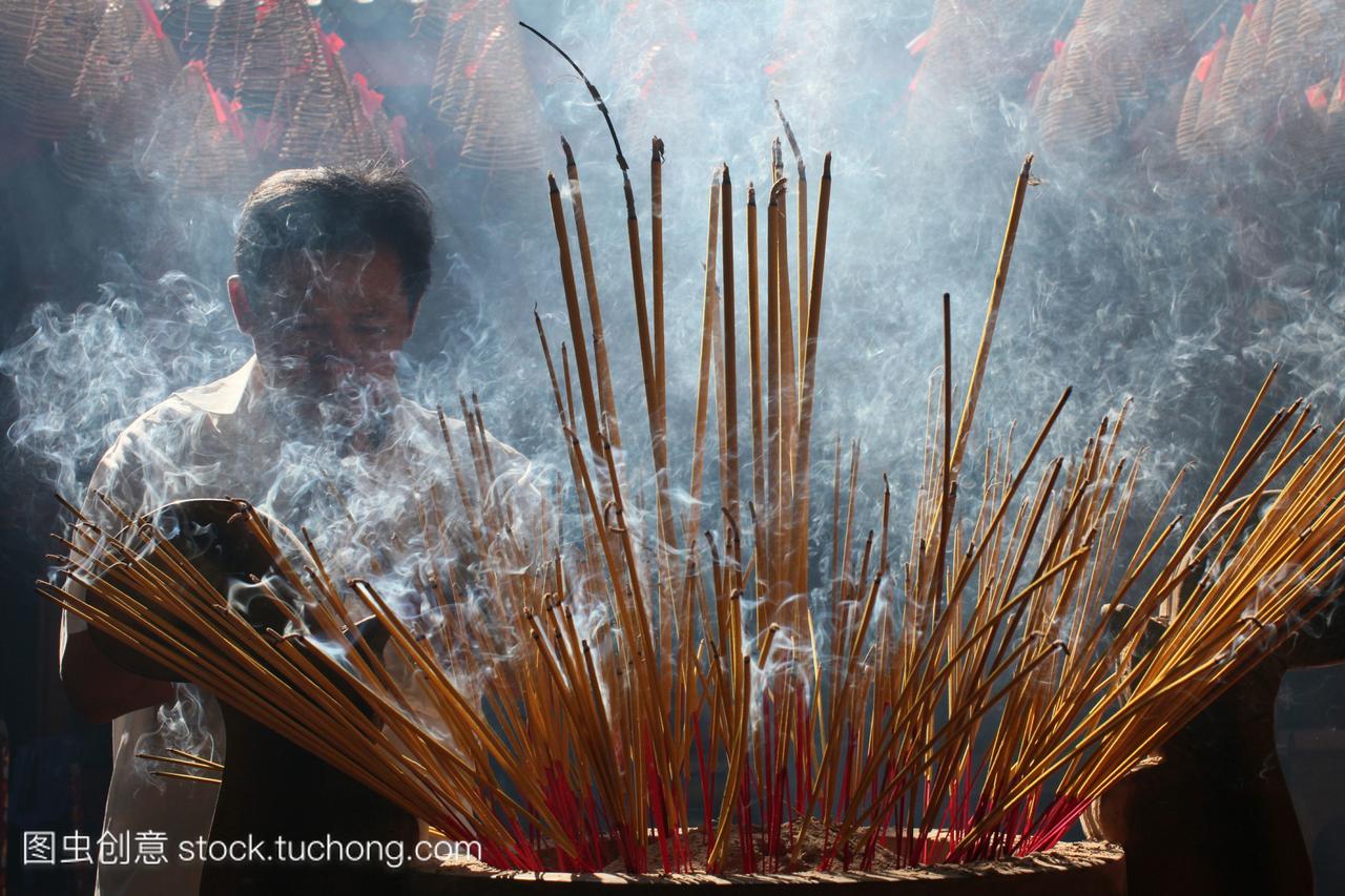 春节期间烧香越南人农历新年庆祝活动全是宝塔