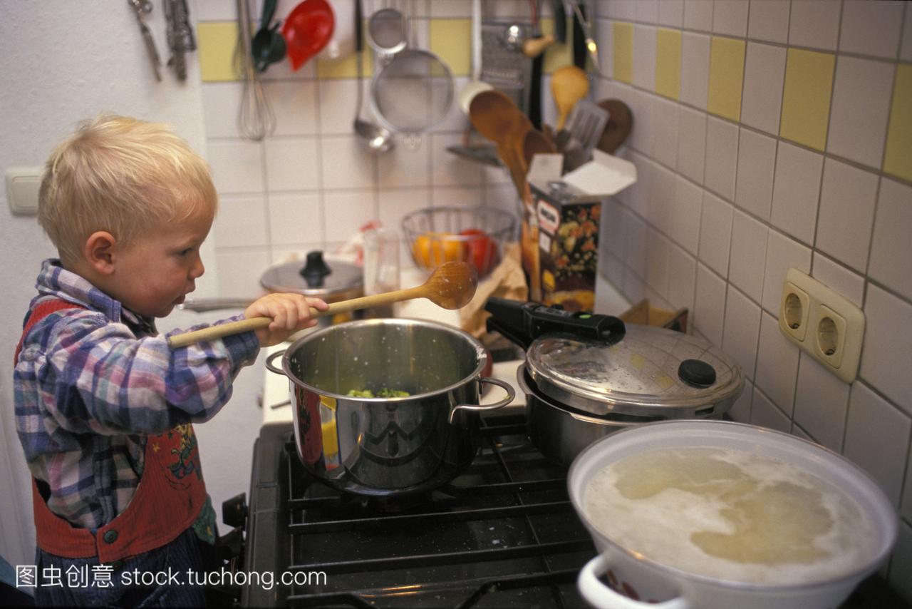 小一岁的小男孩做饭