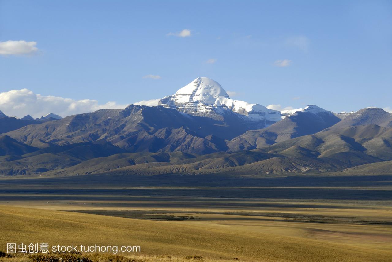藏传佛教广阔的高原和凯拉什山的积雪盖顶的圣