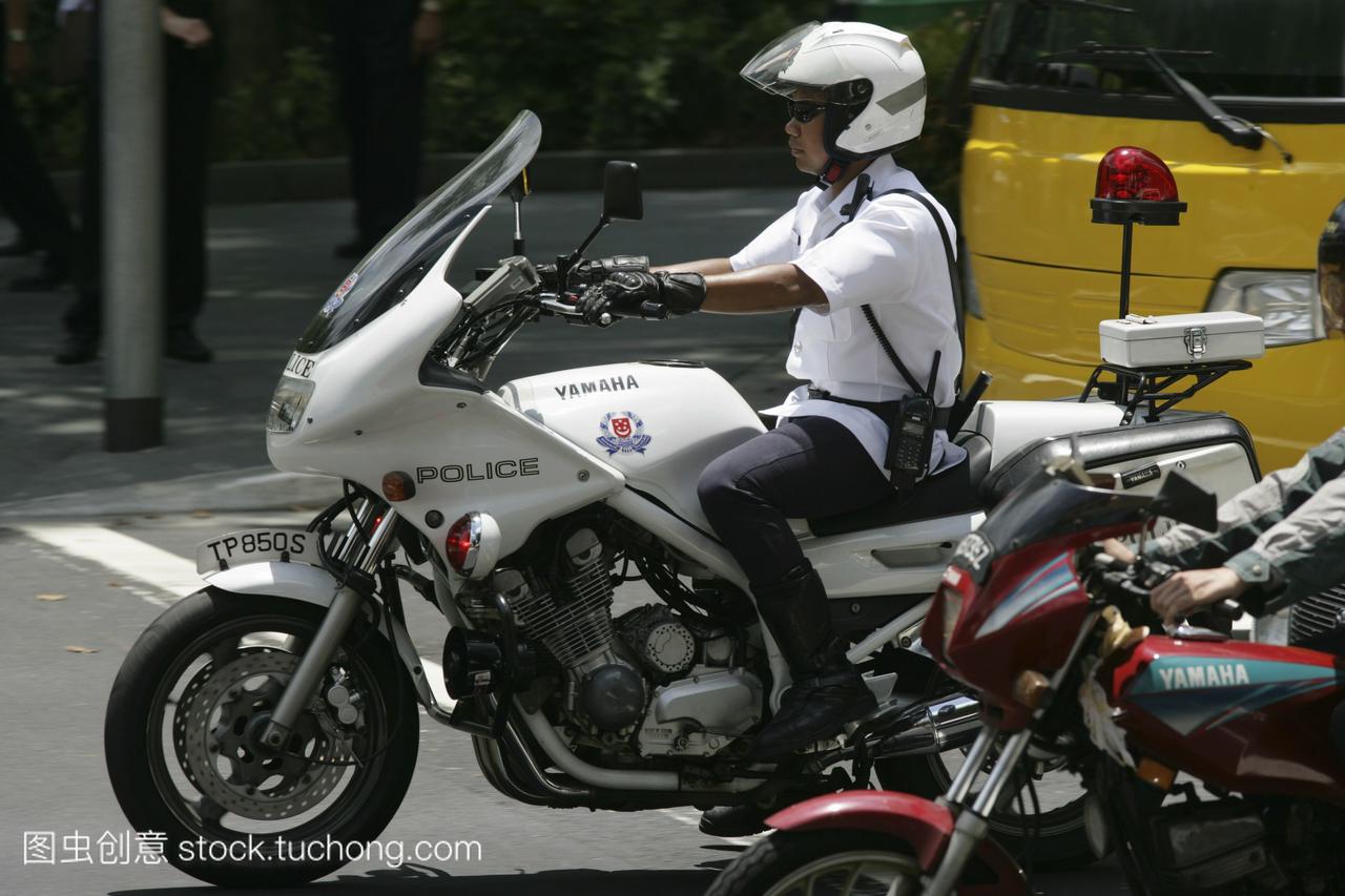 新加坡sgp警察骑摩托车，乌节路。