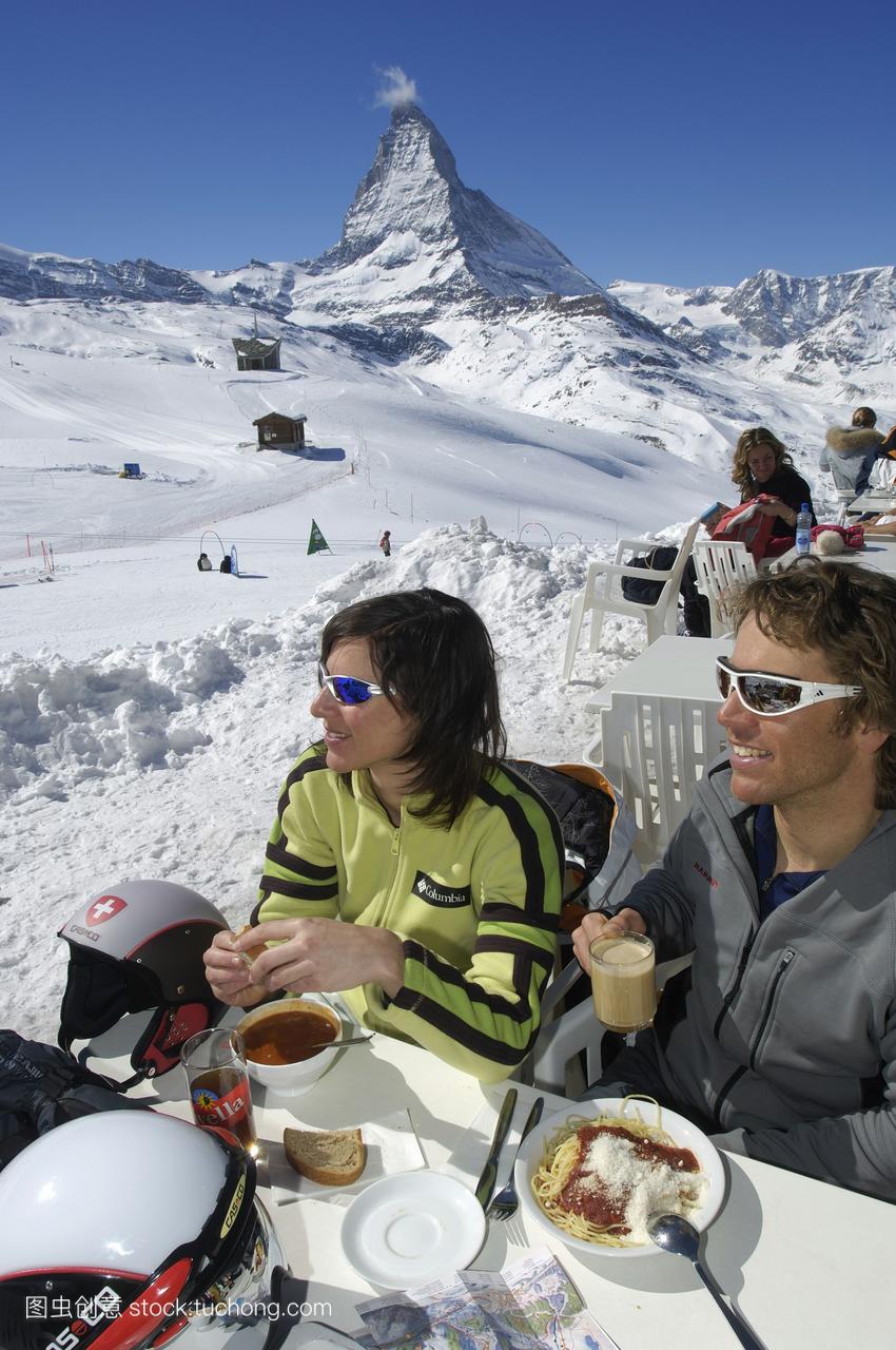 滑雪者吃饭休息的马特洪峰山策马特valais或沃