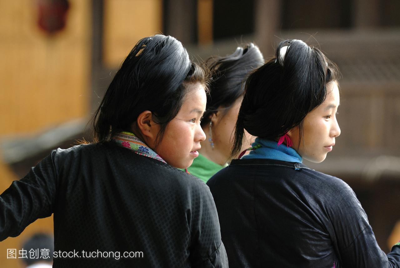 年轻女性与传统发型和服饰的少数派岜沙最