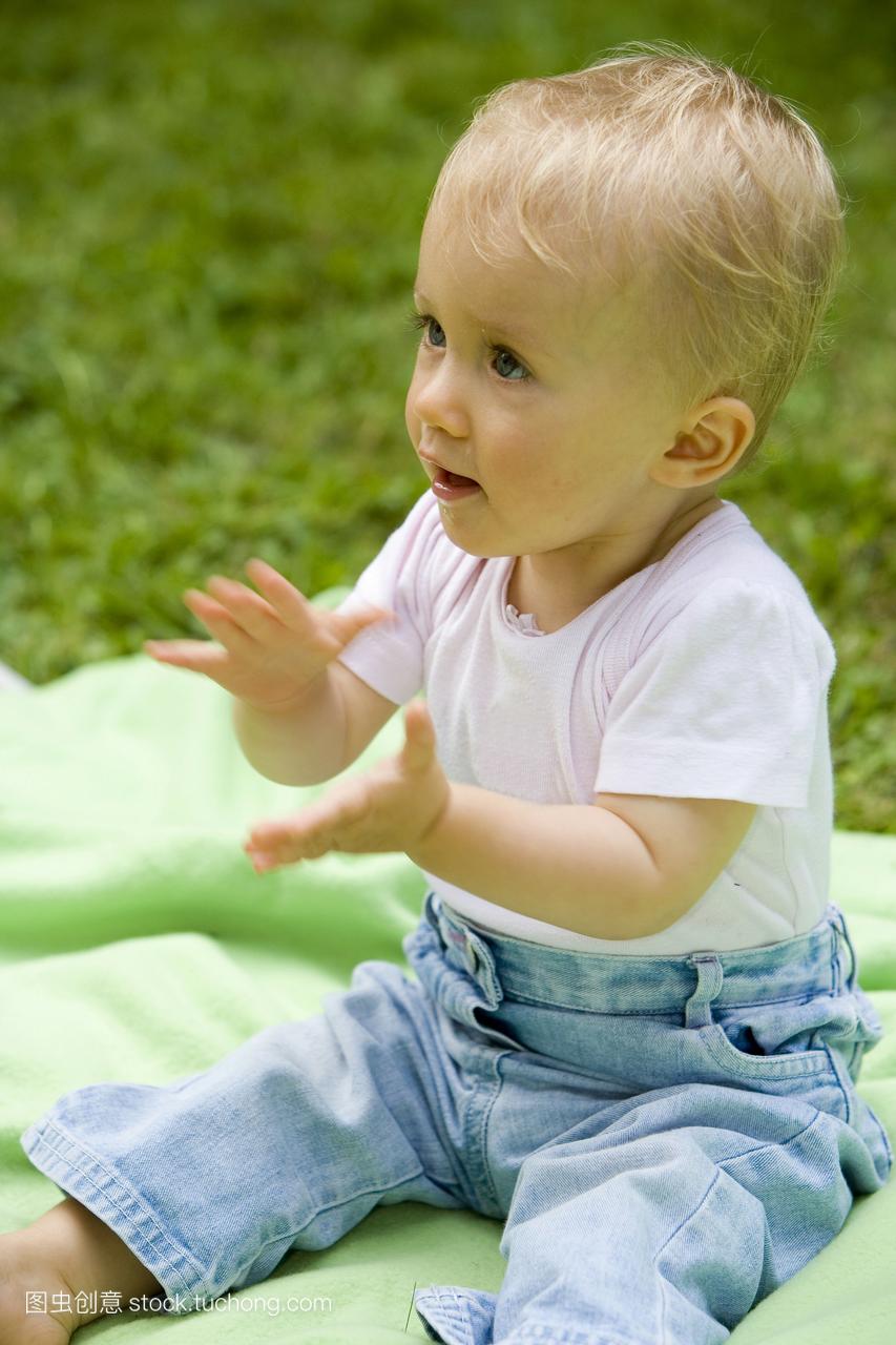 一个10个月大的小女孩在玩耍,拍手