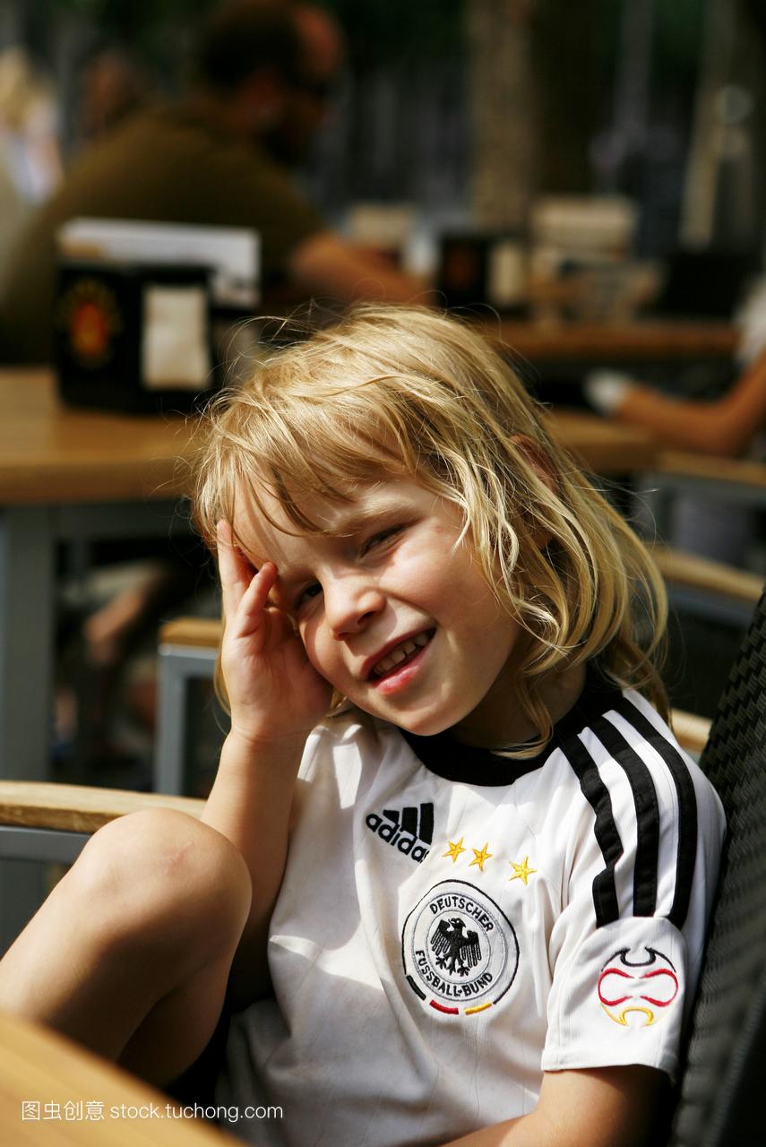 3岁的金发男孩身穿德国球衣参加了2006年世界