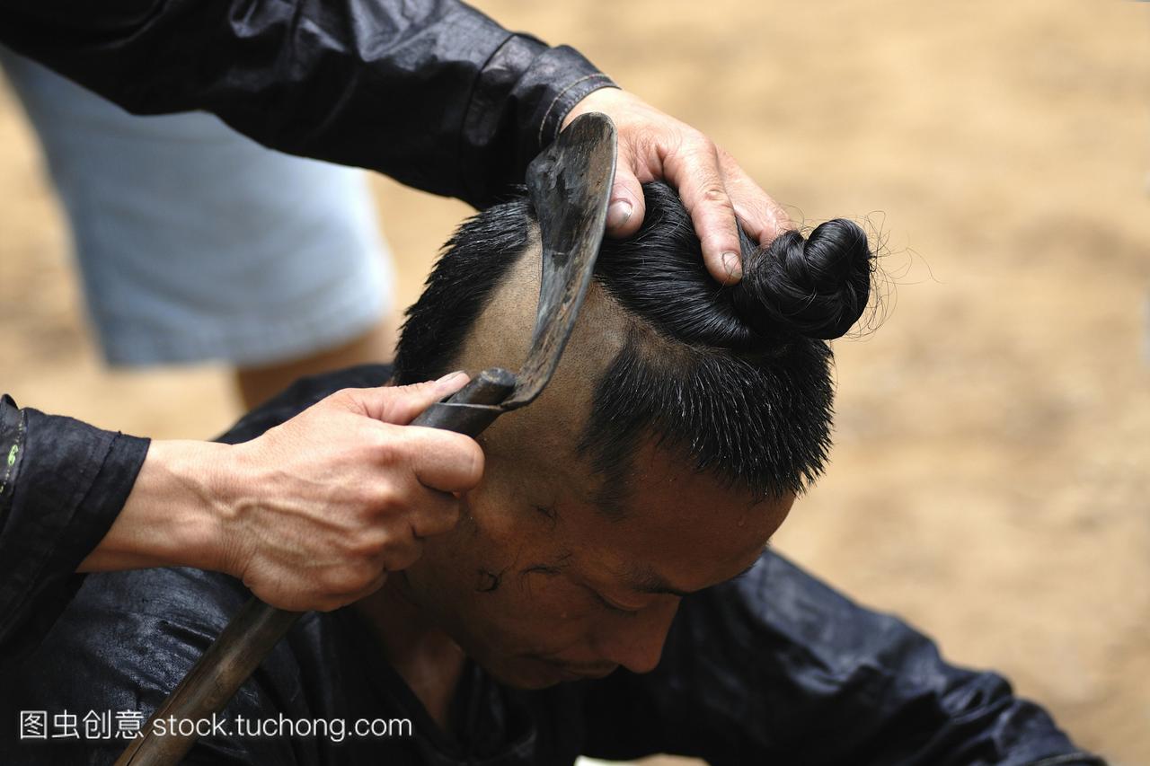 传统岜沙头发剃须用镰刀岜沙男人的头发包