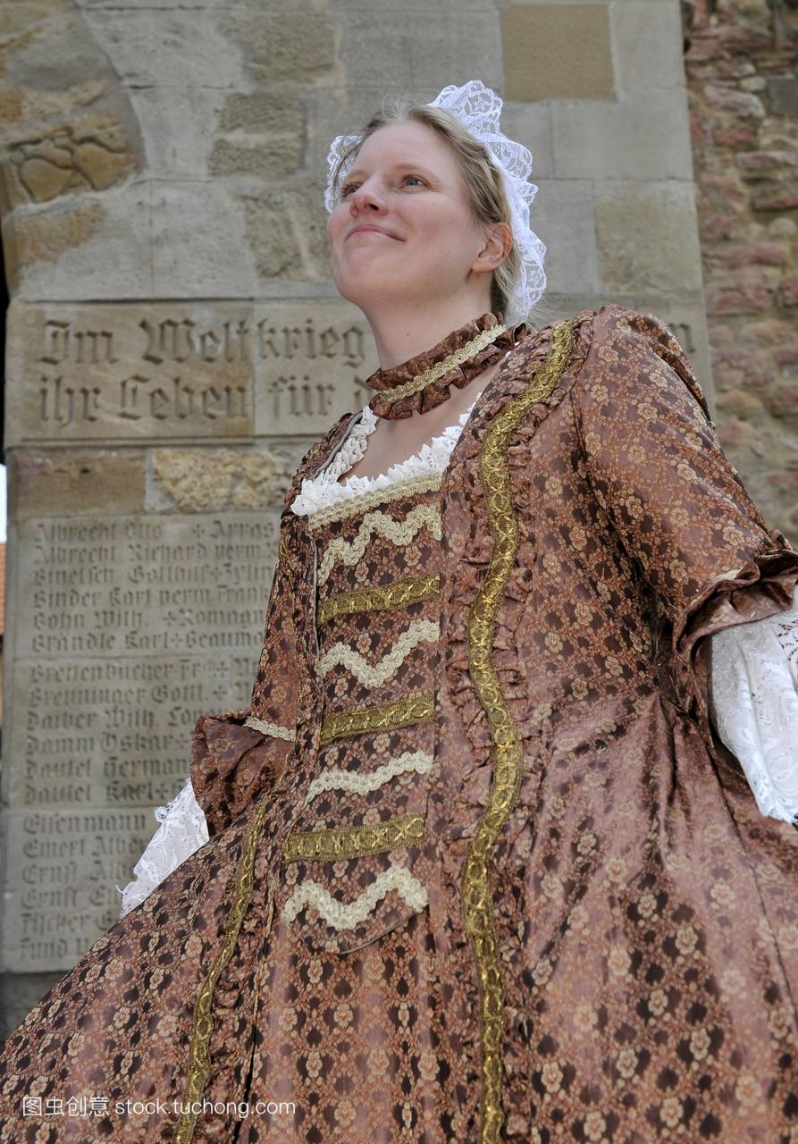 生活在十八世纪巴洛克时期女孩穿着长袍法语l