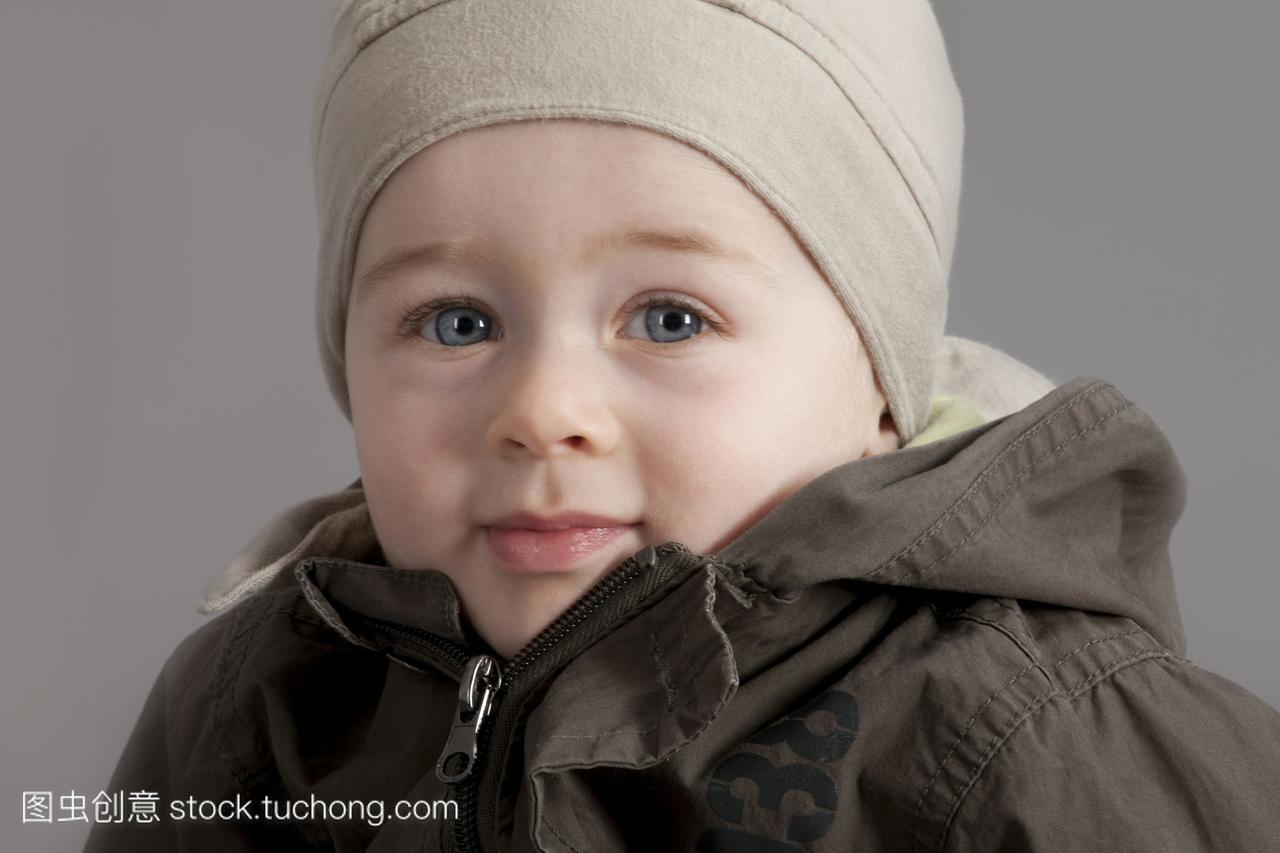 宝宝在冬天的衣服男孩8个月肖像
