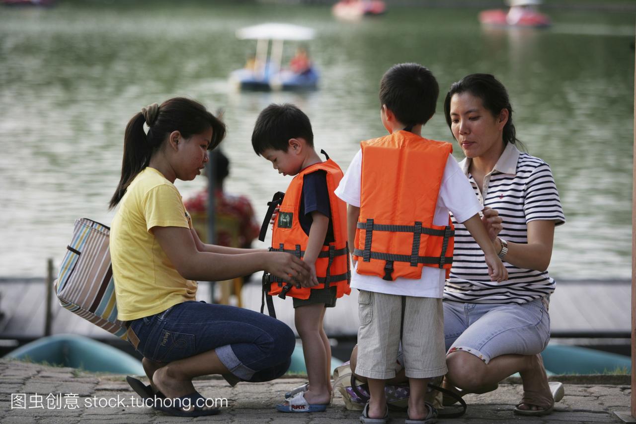 泰国曼谷lumpini公园。孩子们正在配备安全背
