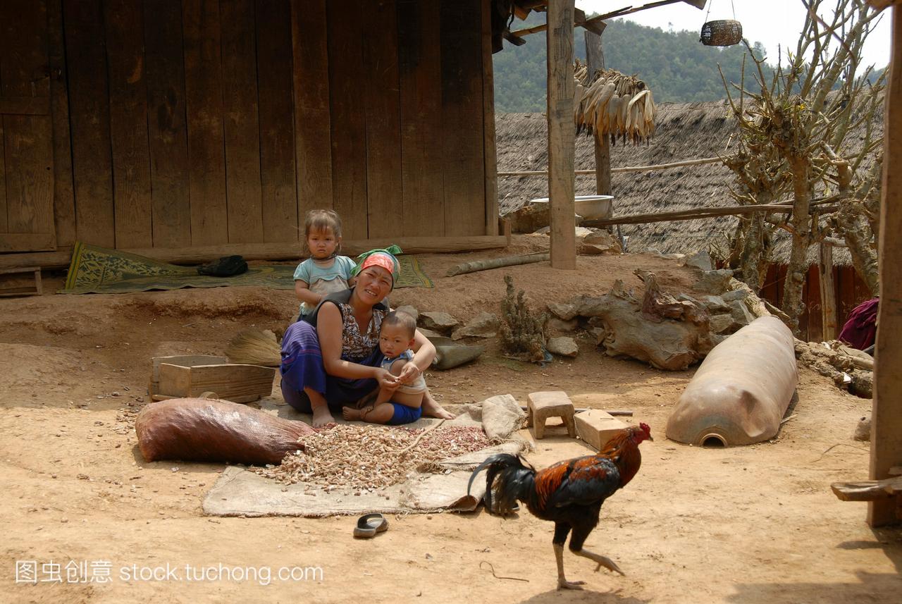 苗族少数民族日常生活在贫困中母亲和孩子的壳