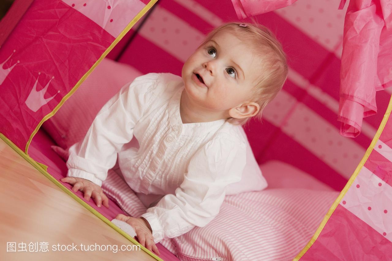 年轻女孩1岁一个粉红色的玩具帐篷