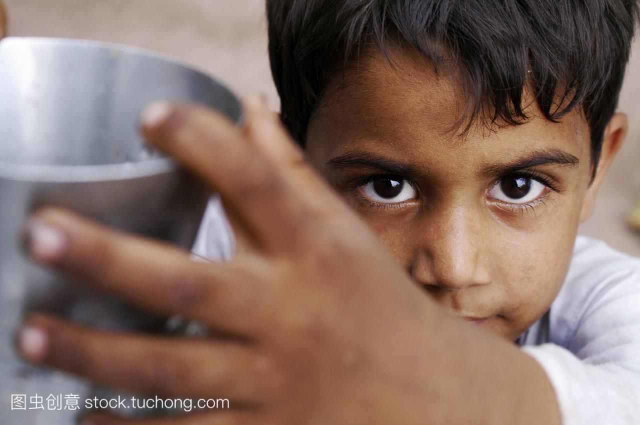 男孩用水玻璃来自自由克什米尔克什米尔巴基斯
