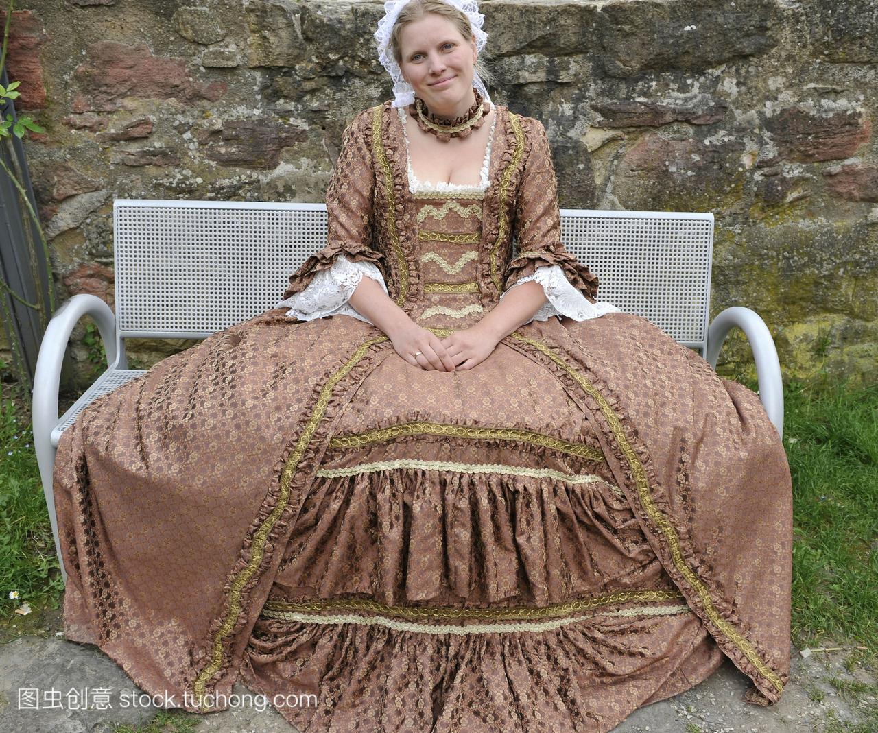 生活在十八世纪巴洛克时期女孩穿着长袍法语l