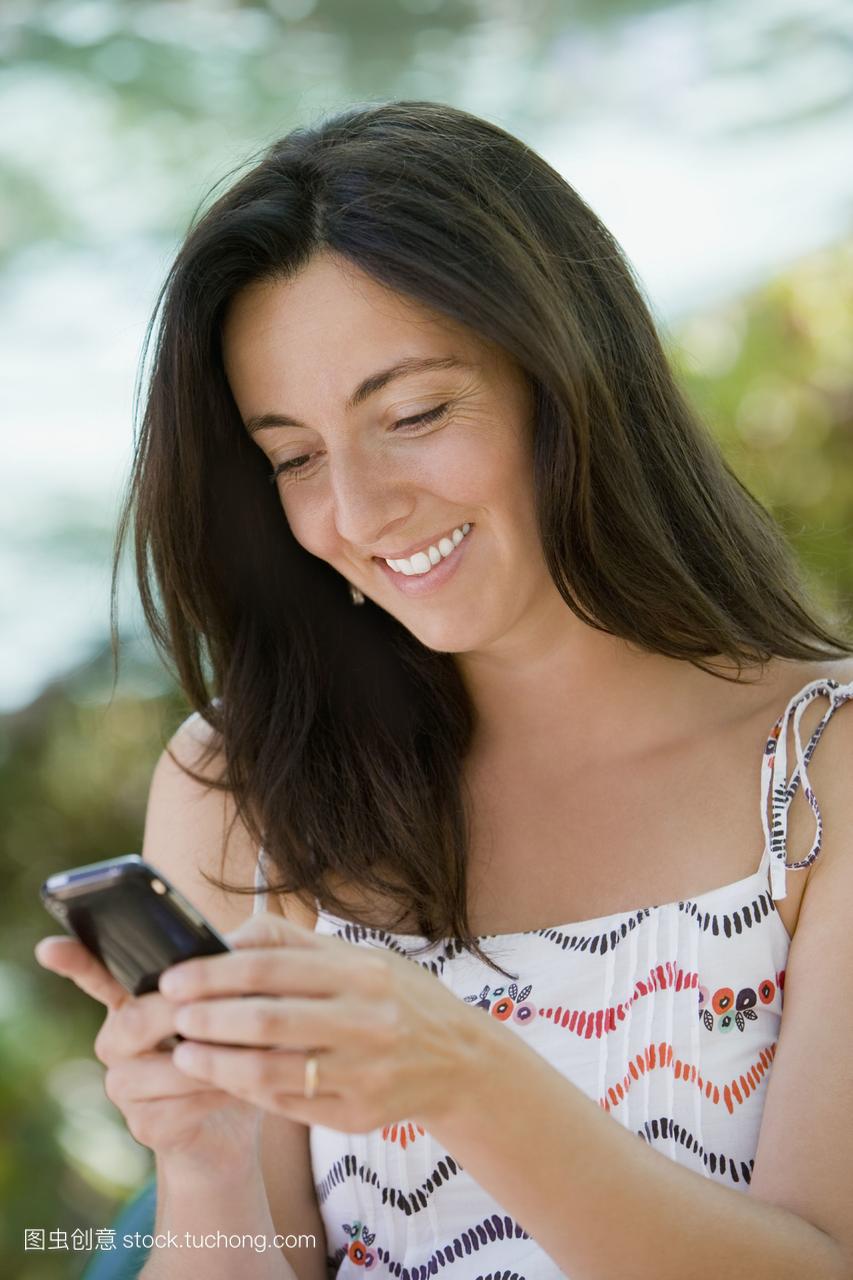 西班牙裔妇女在手机上发短信