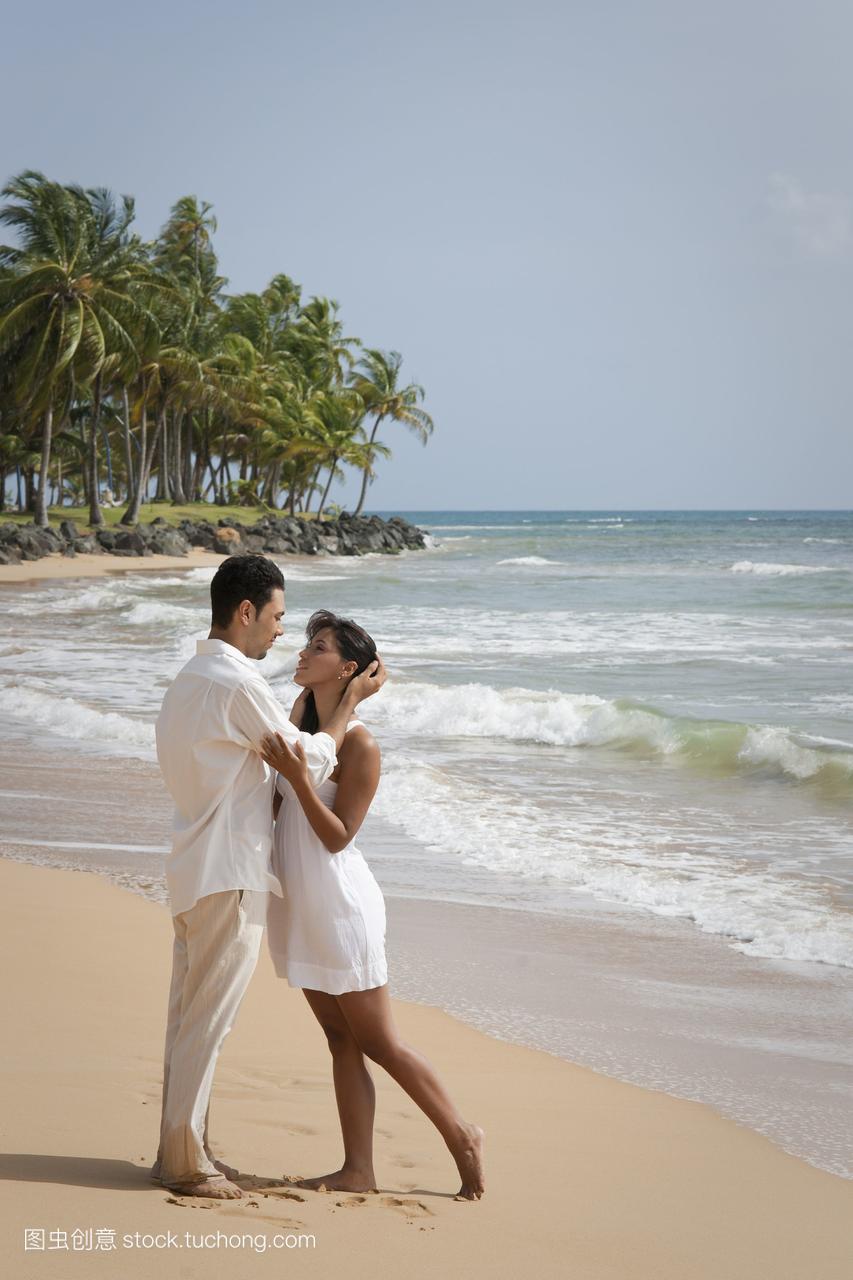 拉美裔情侣在美国中部的卢奎罗luquillo,穿着白