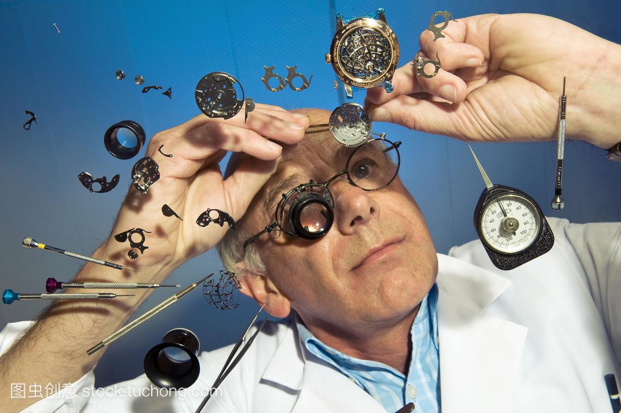 手表。手表制造商被他在jaeger-lecoultre工厂组装的手表的零件包围着。jaeger-lecoultrejlc是世界上最负盛名的奢侈手表和钟表制造商之一。拍摄在乐从瑞士沃州。