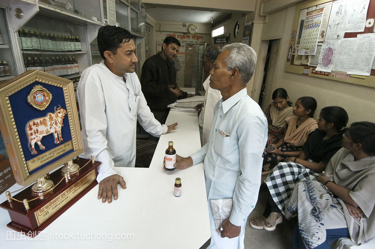 印度阿育吠陀医学中心。阿育吠陀医生和病人讨