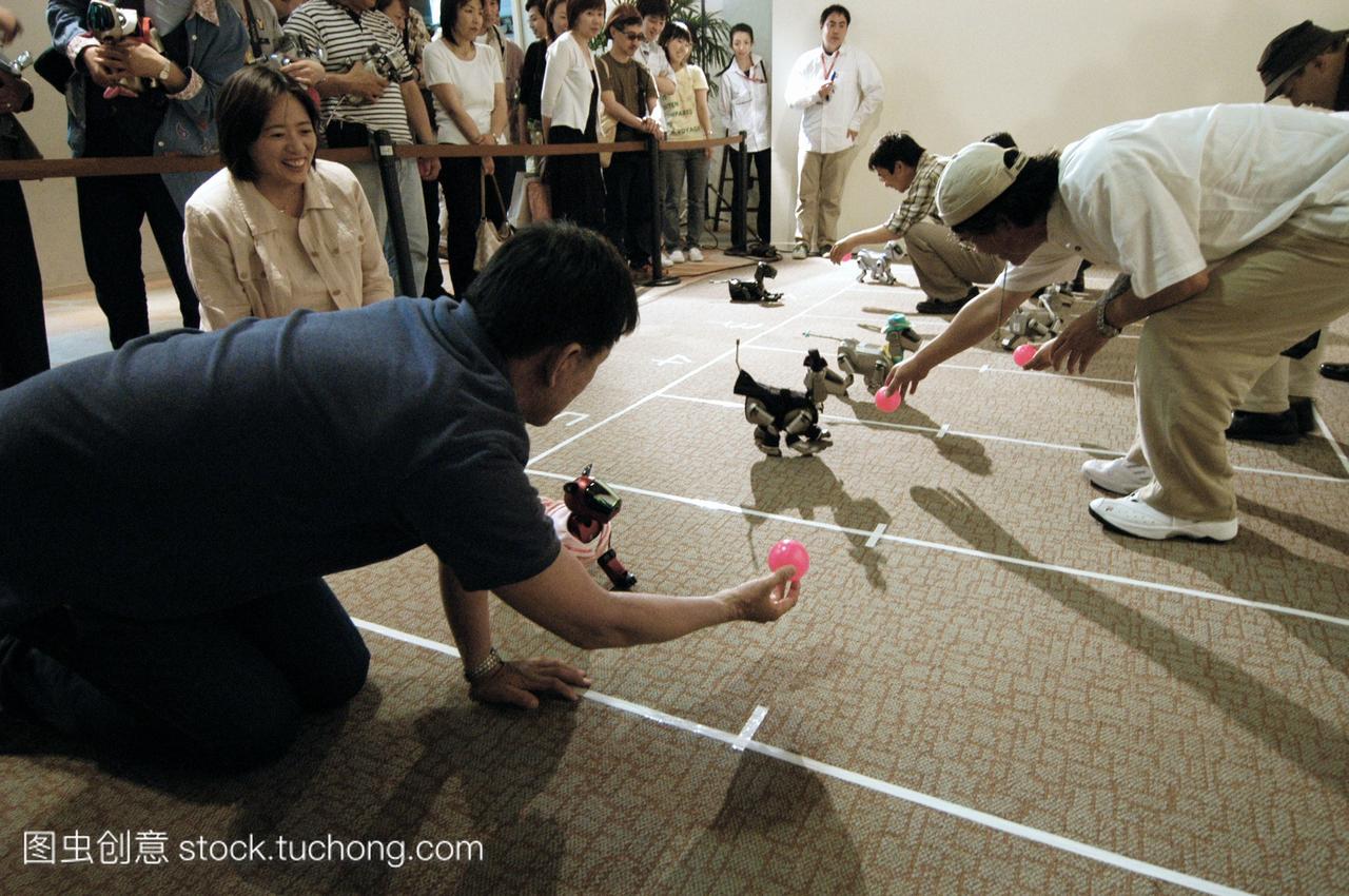 爱宝机器狗比赛。爱宝人工智能机器人是一个机