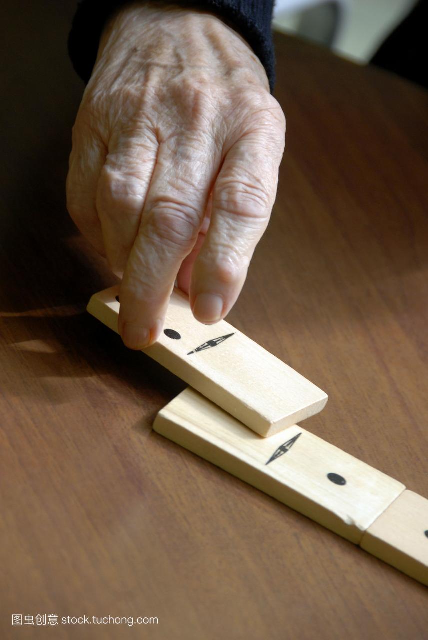 模型发布。老年女性阿兹海默症患者在一个护理