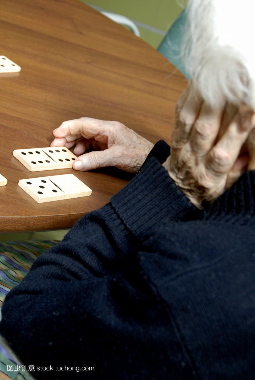 老年女性阿兹海默症患者在一个护理家庭中扮演