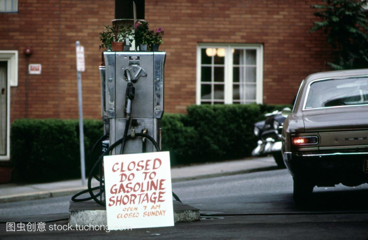 关闭加油站,1973年石油危机。在燃油泵旁边的