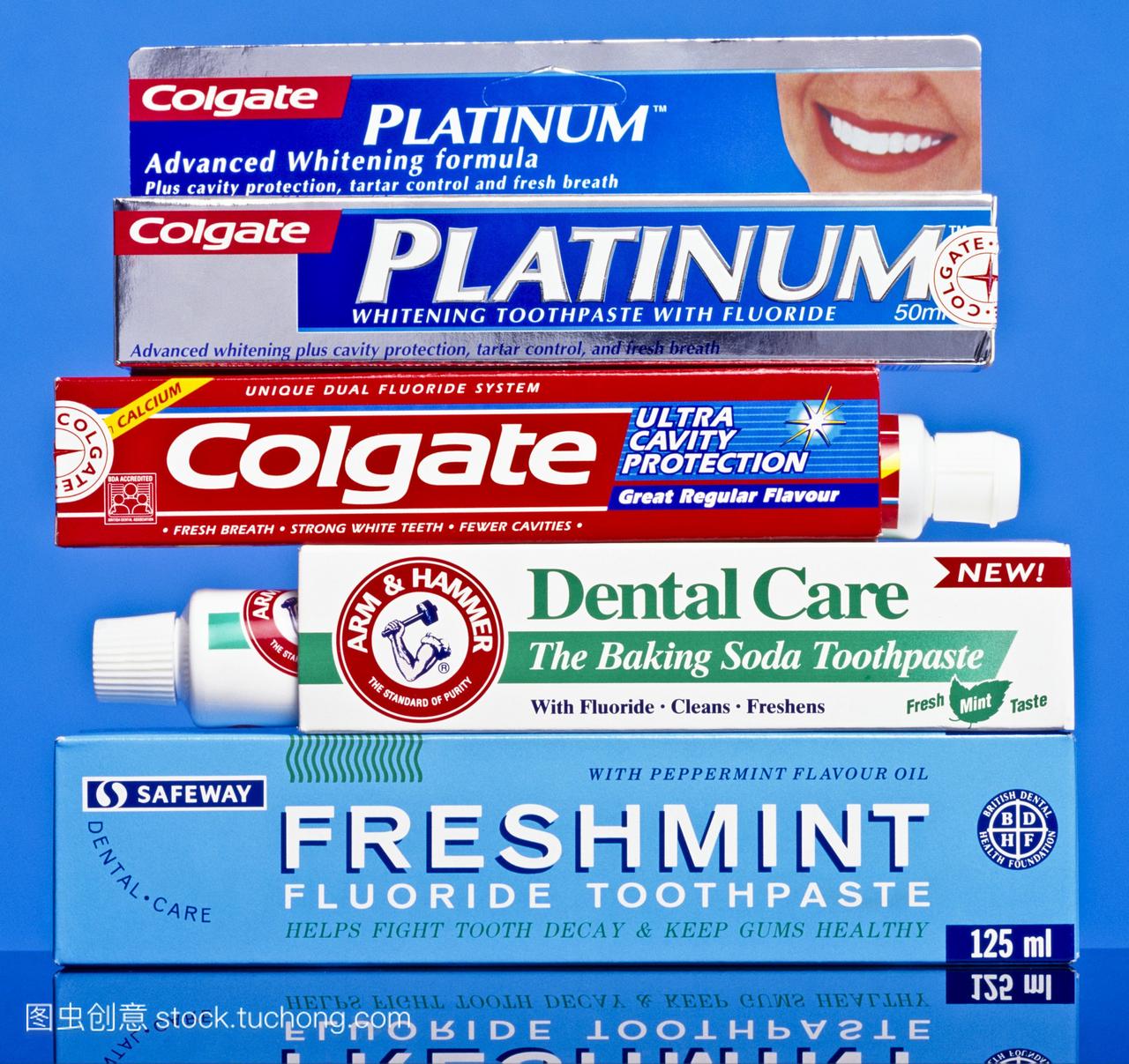 牙膏。四个牙膏产品在英国销售的例子。氟化产