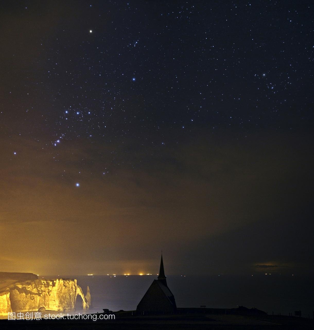 夜空在诺曼底海岸法国。猎户星座的左边金牛座