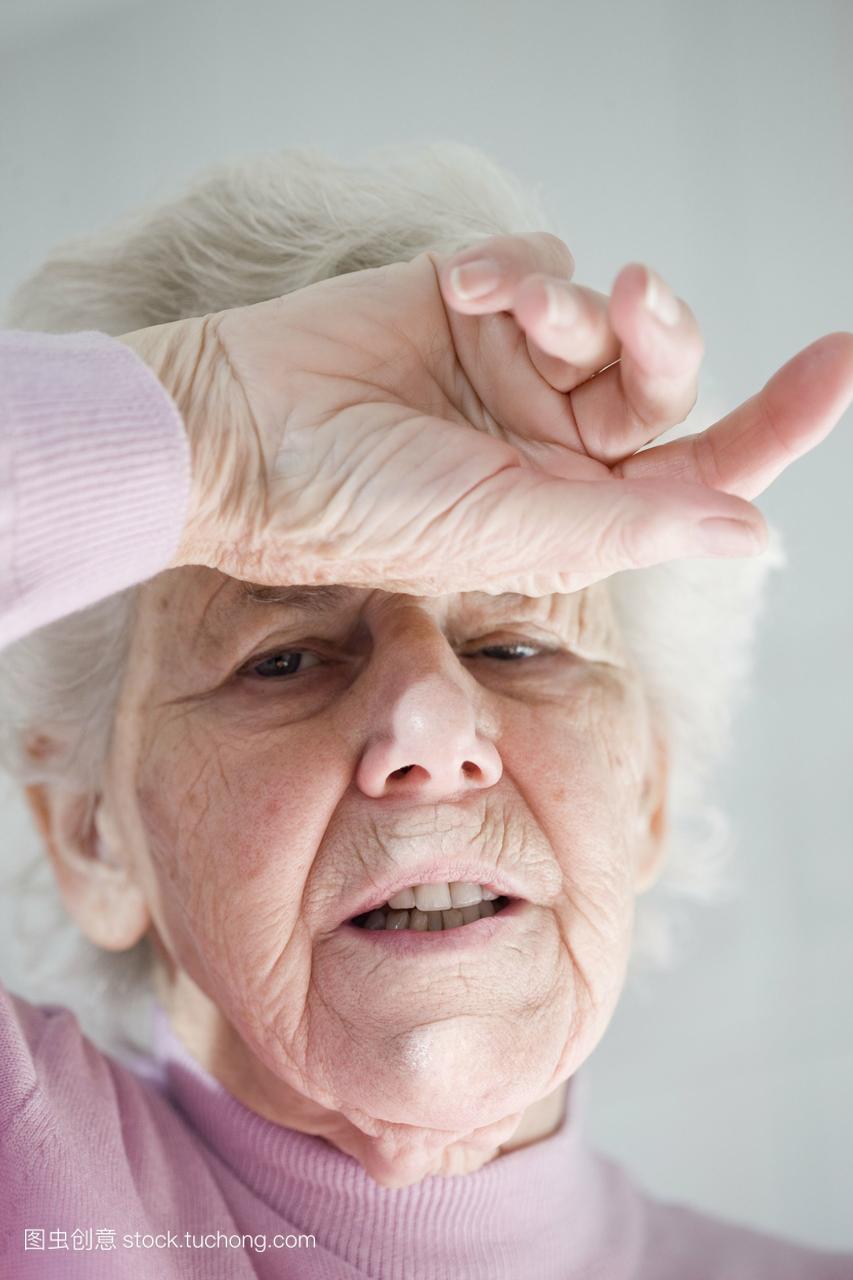 模型发布提高温度的老年妇女牵着她的手她的额