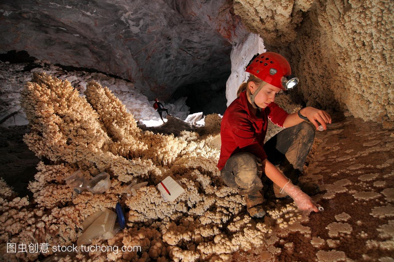 洞穴的研究。洞穴探险者从地下深处的一个池塘
