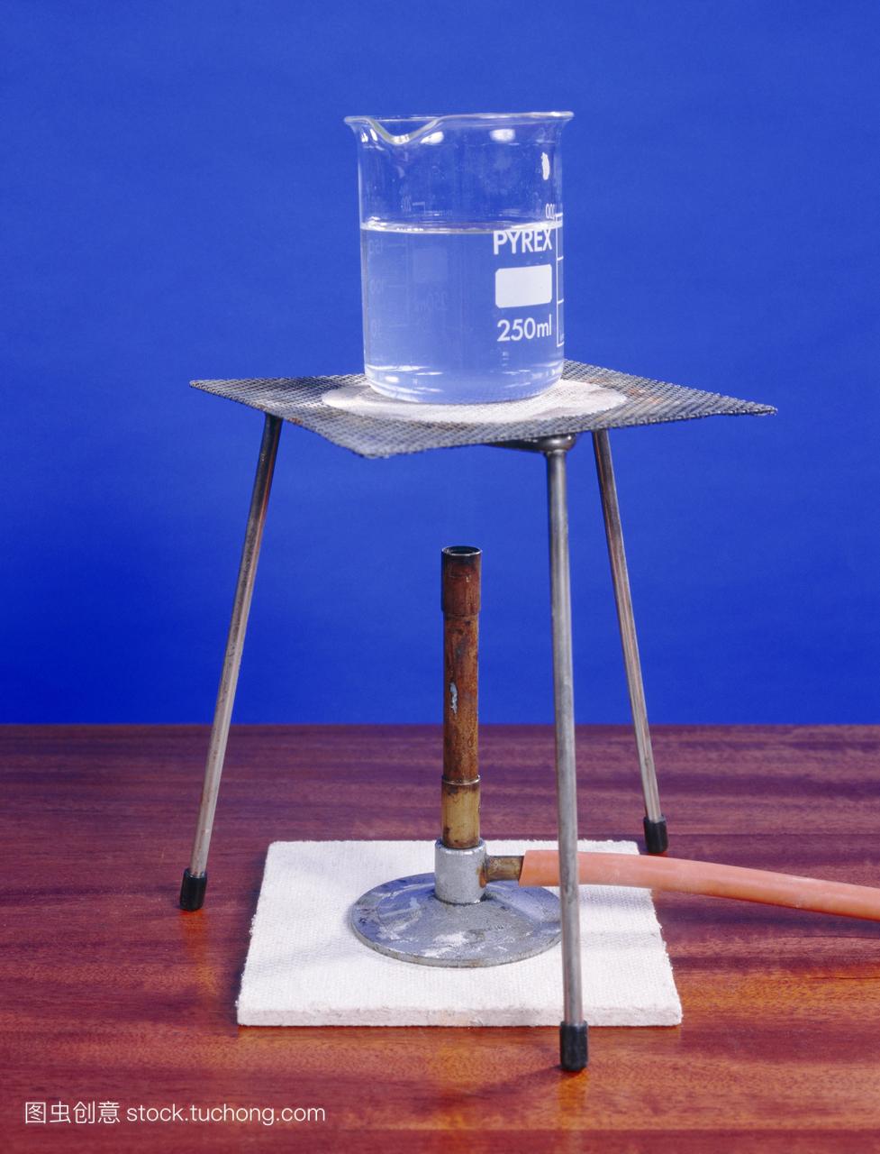 水加热在实验室烧杯中的水被加热在本生灯纯水