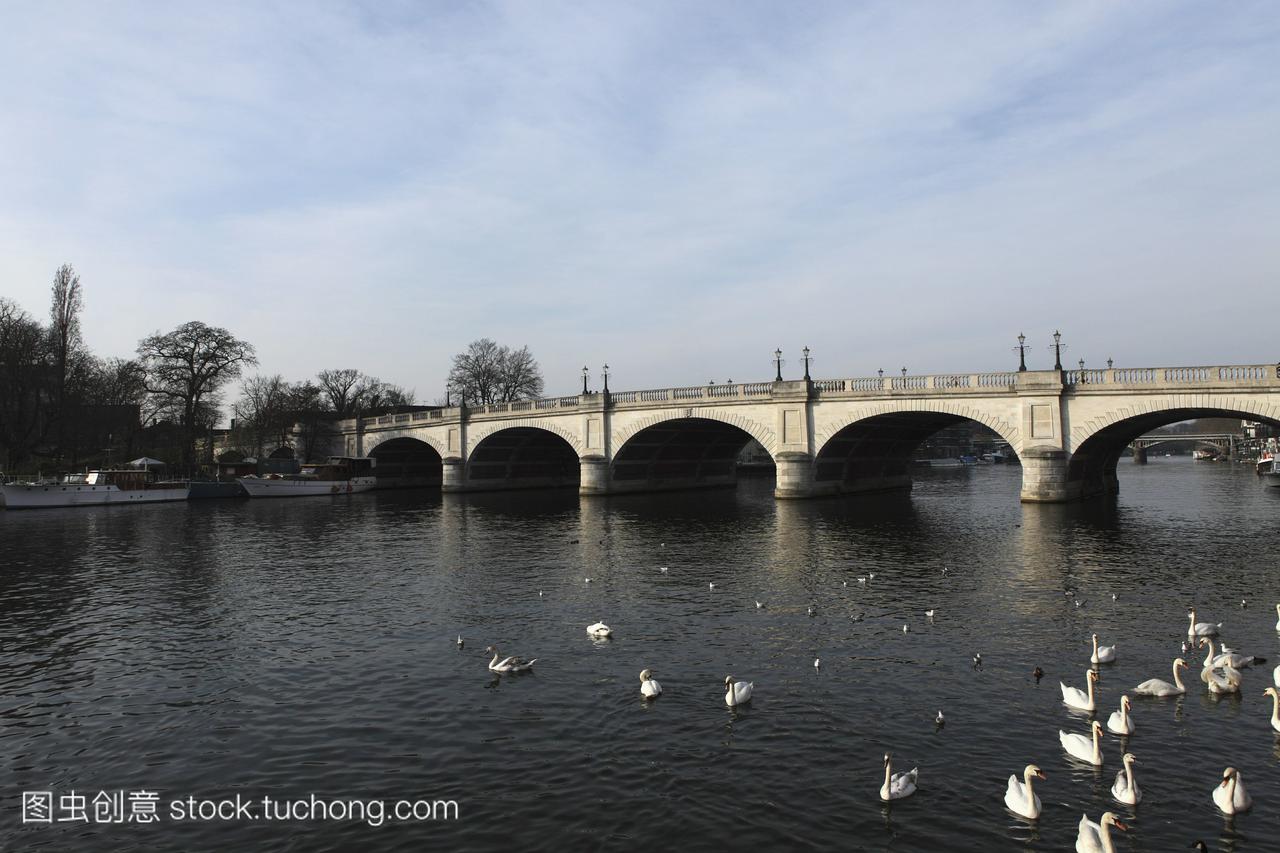 金斯顿桥横跨泰晤士河,位于泰晤士河畔的金斯