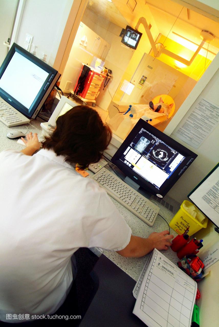 ct扫描。放射技师对一位女病人进行计算机断层