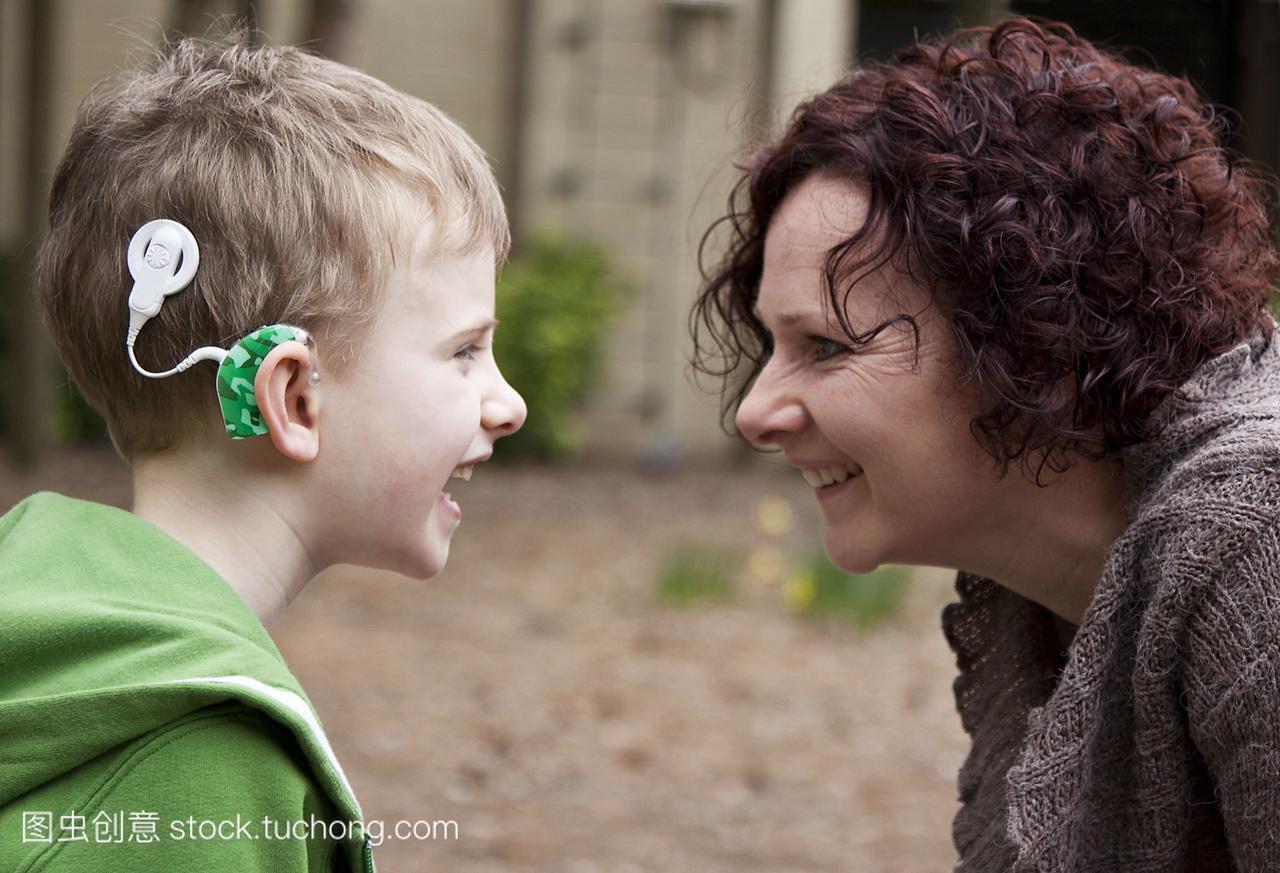 模型发布。双边耳蜗植入。母亲和她6岁的儿子