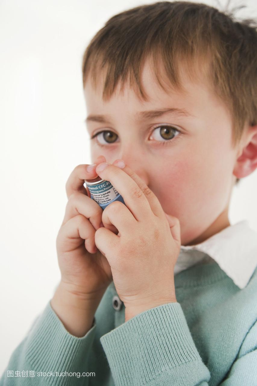 模型发布了一个五岁的男孩使用吸入器治疗哮喘