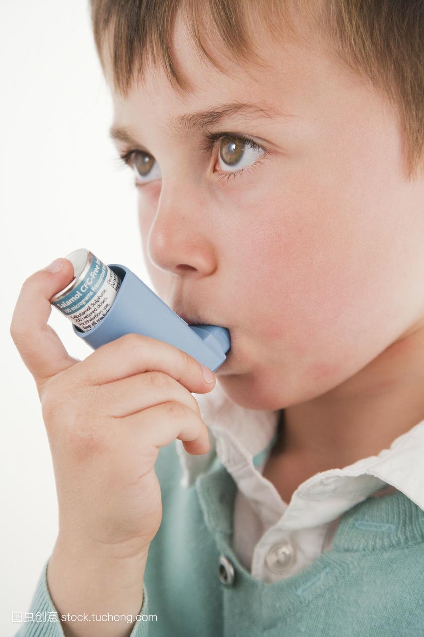 模型发布。一个五岁的男孩使用吸入器治疗哮喘