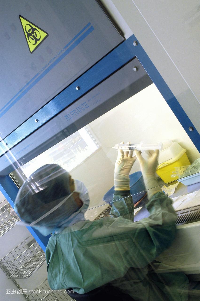 病理学实验室技术员与癌症标本一起在医院的病