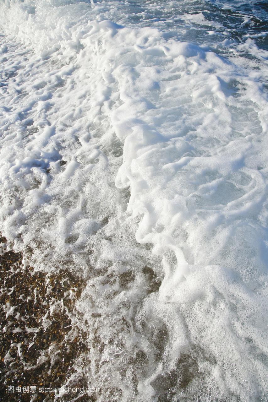 在塞浦路斯的金州湾拍摄的沙滩上的波浪