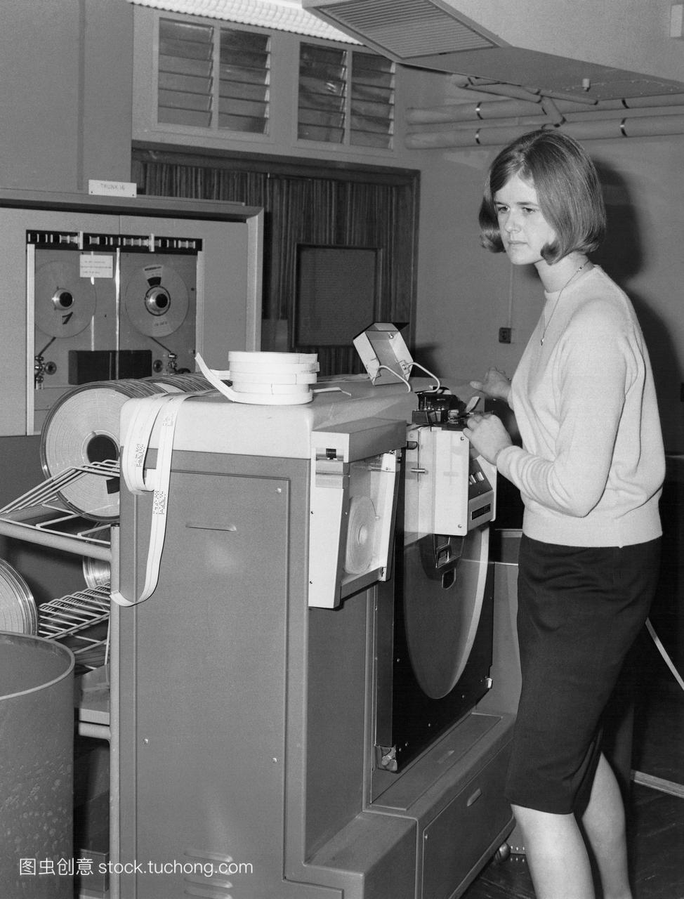 脑。电脑操作处理纸带的读者用于KDF9早期的