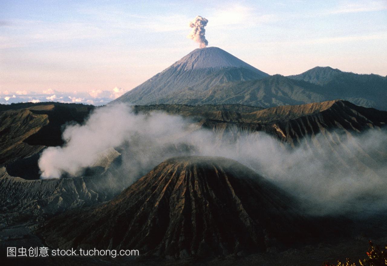 印尼火山。在印尼最高的山峰3676米的火山上