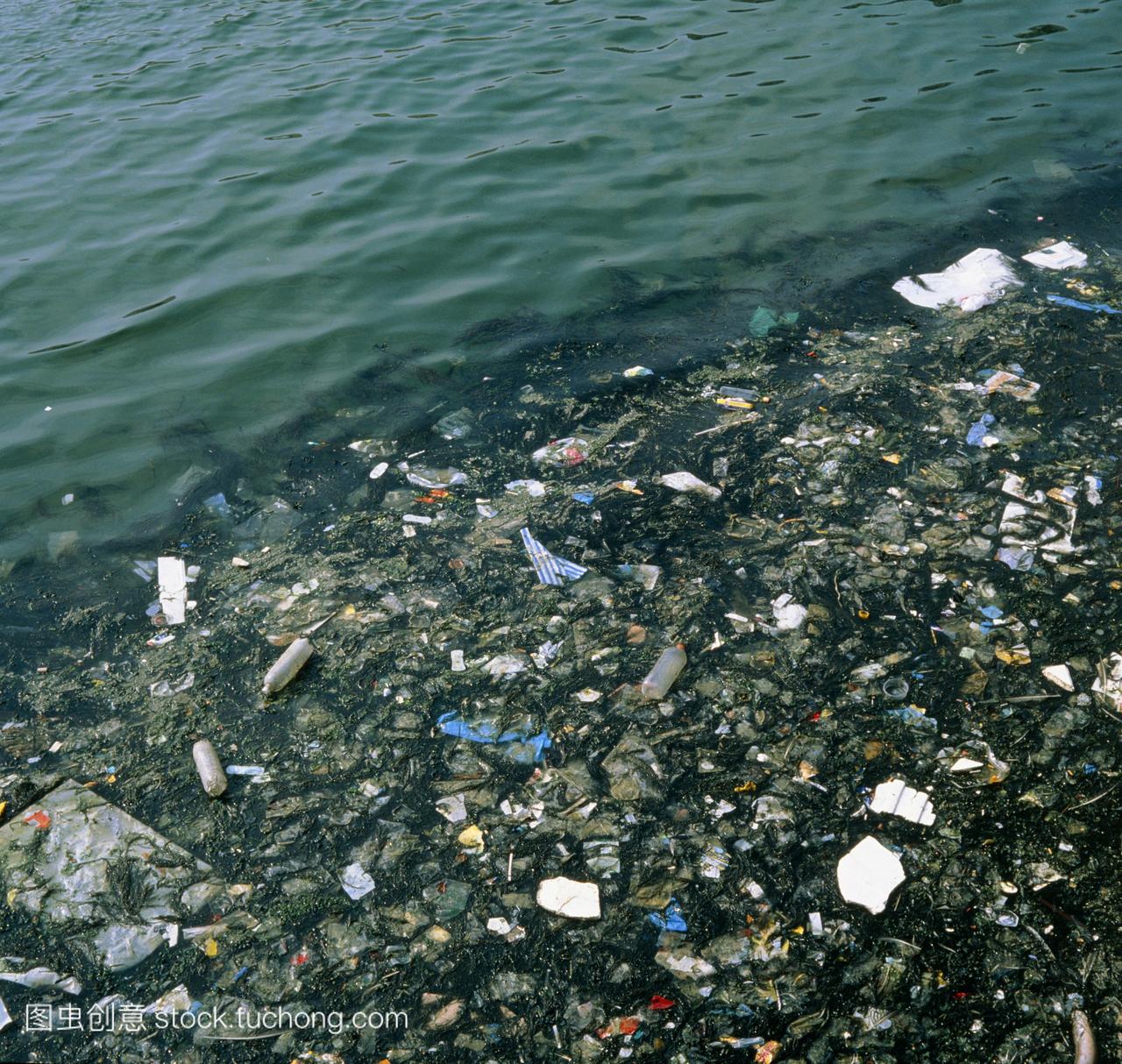 近海海洋污染。一层垃圾漂浮在海水。垃圾主要