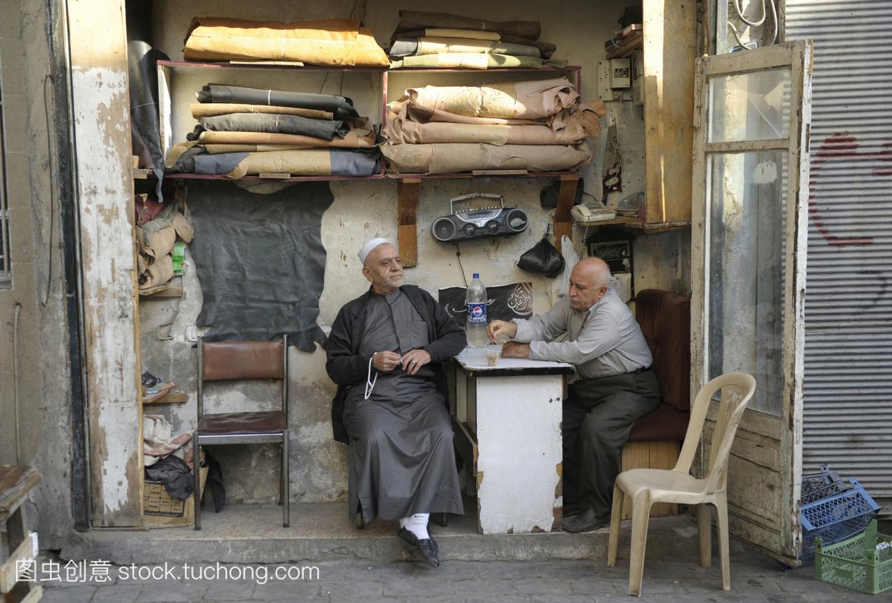 中东,叙利亚,阿勒颇,旧城,集市,两个人在一家商
