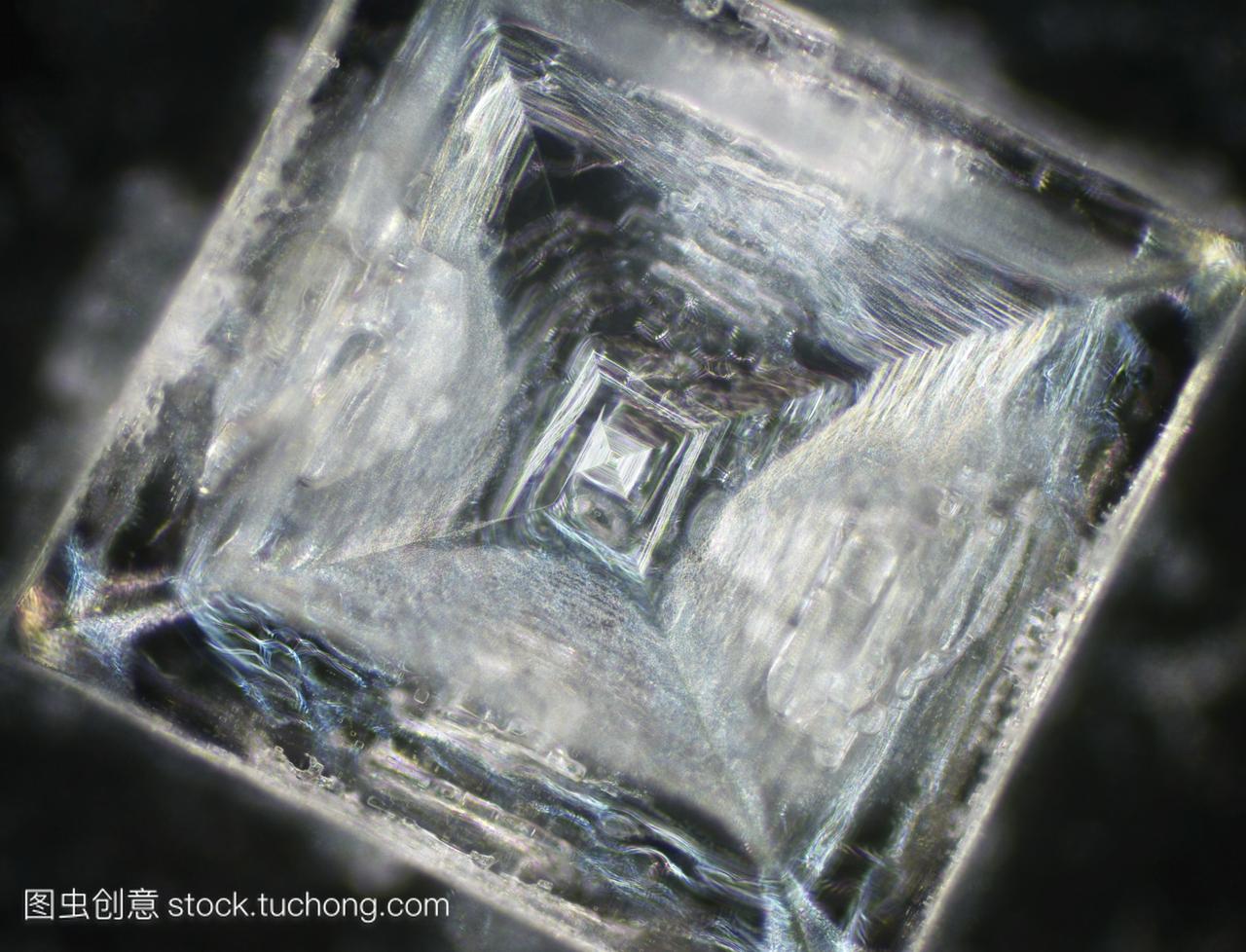 盐。一种氯化钠晶体的透光暗场光显微图,常见