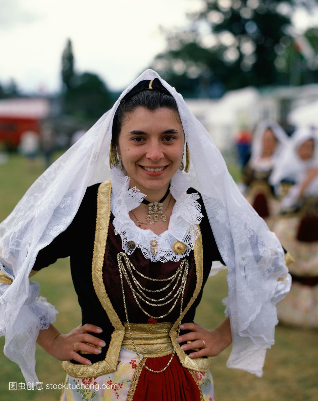 意大利，撒丁岛，身着传统民族服装的女人