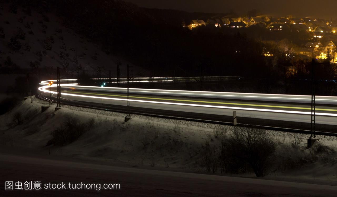 一列火车在冬天的光迹,在晚上,beimerstettenba