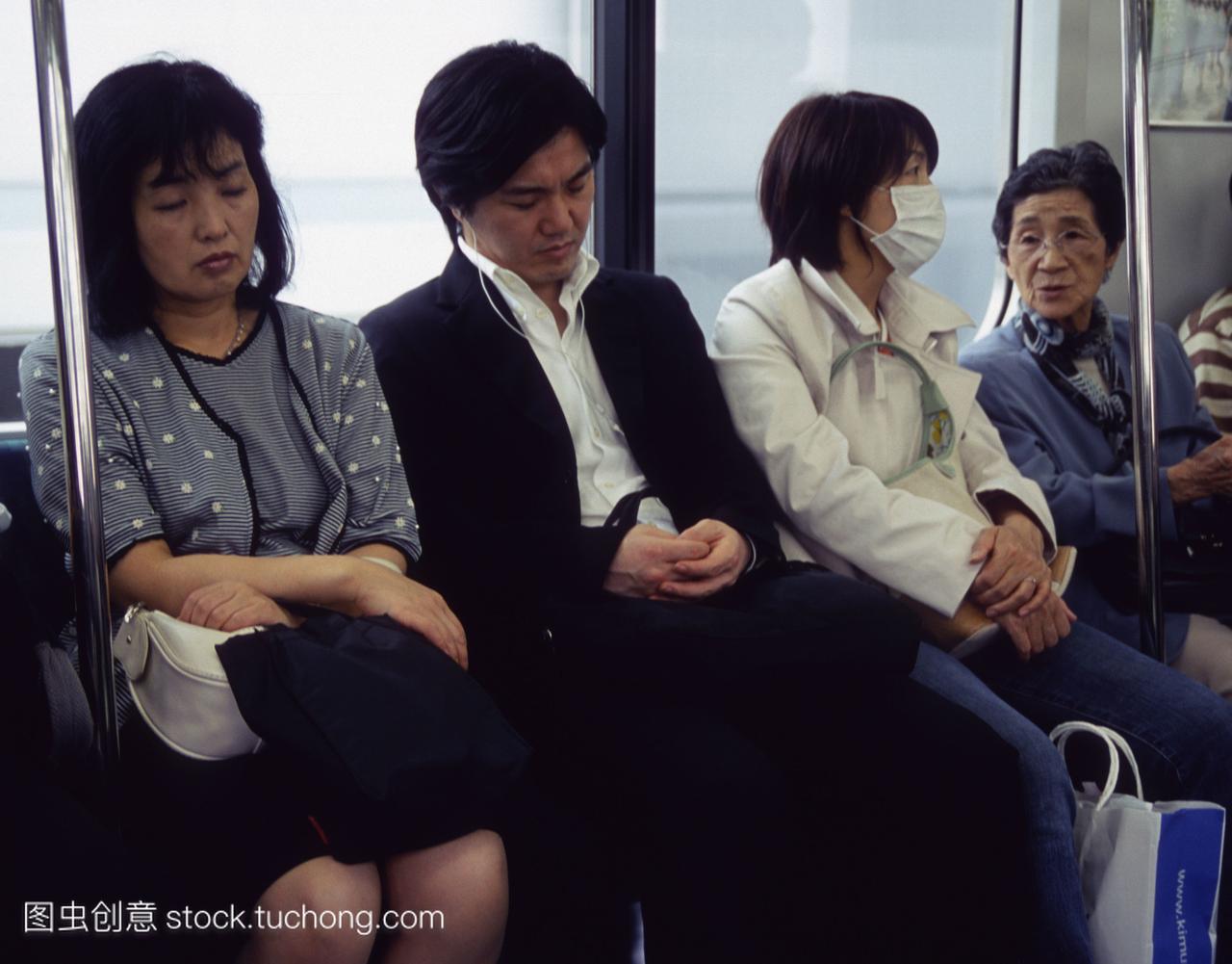 日本东京人们在地铁里